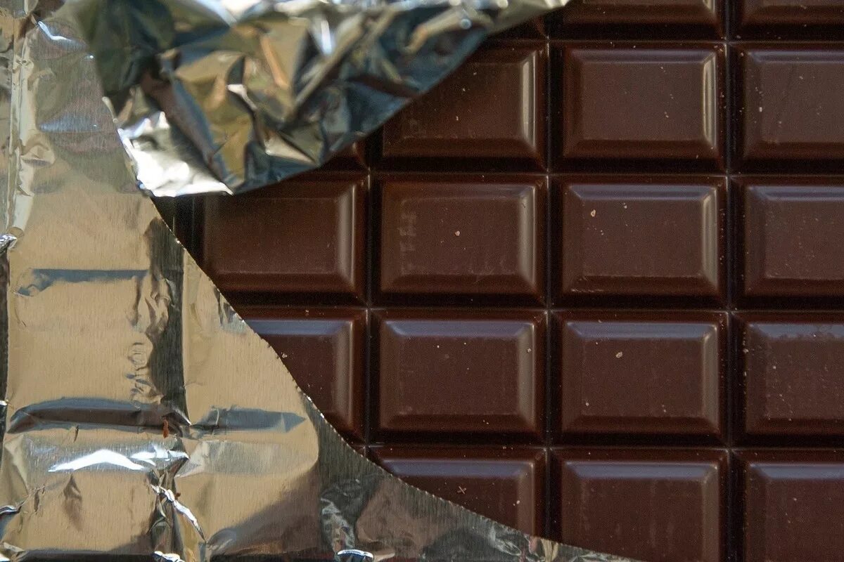 Что будет если съесть плитку шоколада. Плитка шоколада. Плиточный шоколад. Шоколадная плитка. Шоколадка плитка.