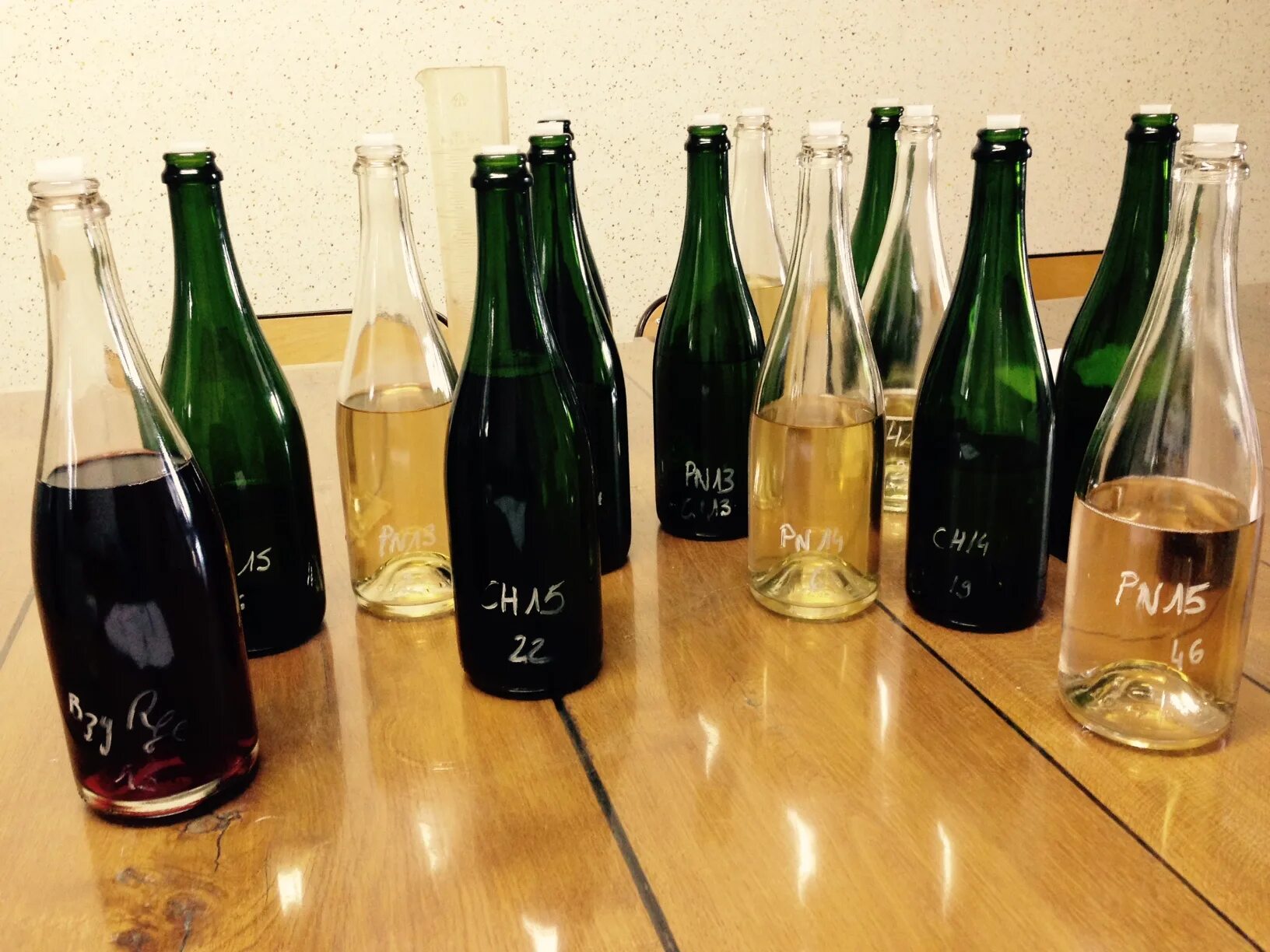 люди на винодельне. винодельня купажирование вина. винодельня купажирование вина. вино в пробирке. смешанные вина.