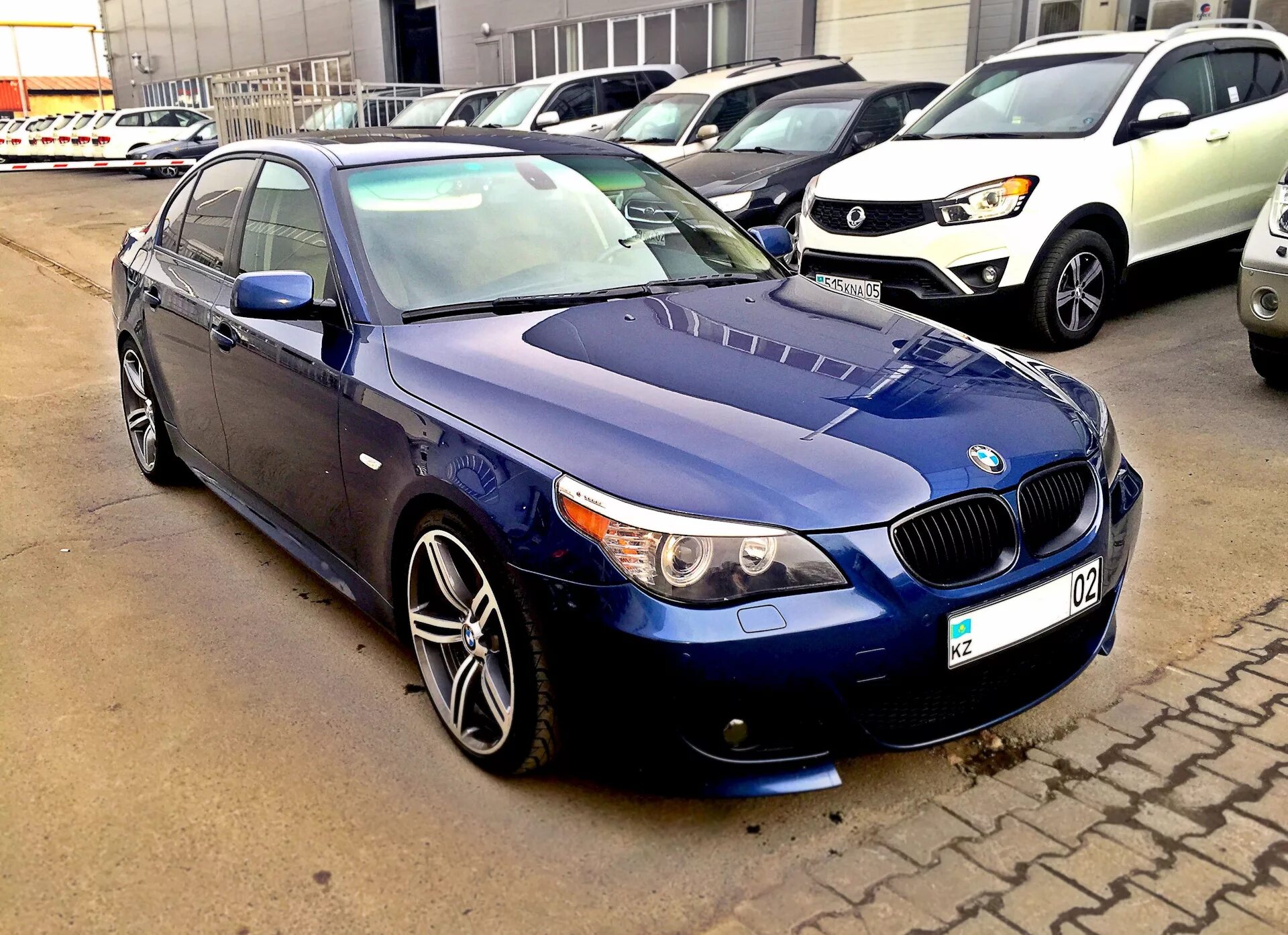 Цвета бмв е60. BMW e60 Blue. BMW 5 e60 синяя. БМВ е60 темно синяя. БМВ 5 е60.