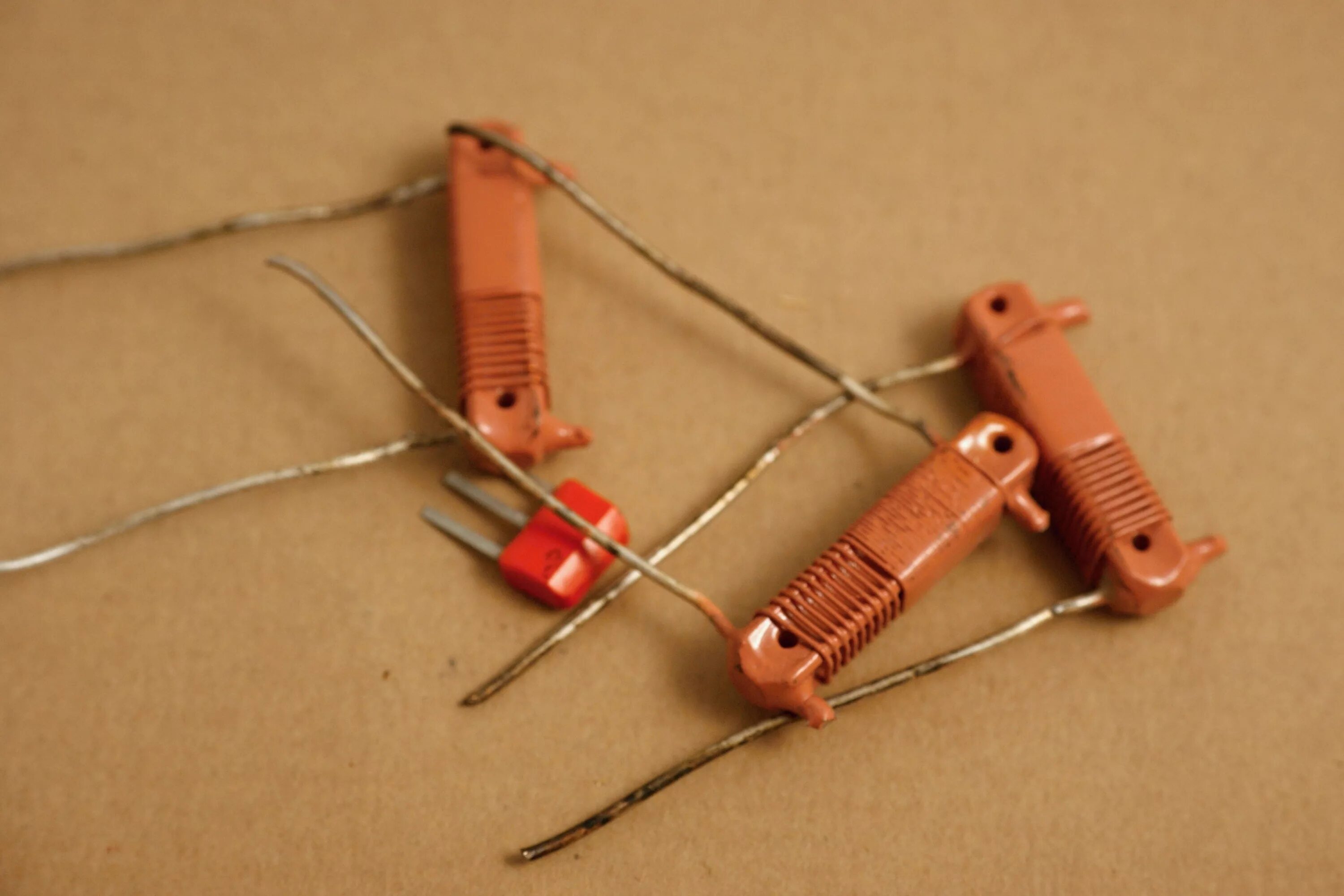 проволочные резисторы намотка. самодельный резистор из нихрома. резистор проволочный rzhg-100w. резистор проволочный 20w12j. проволока из резистора.