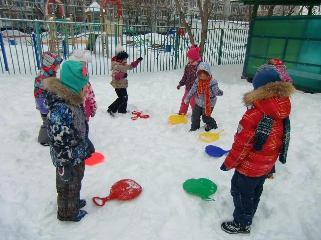 Зимние забавы в детском саду на улице. Измние игры в детском саду. Зимние игры в детском саду. Зимние игры и развлечения в детском саду. Игры забавы в младшей группе