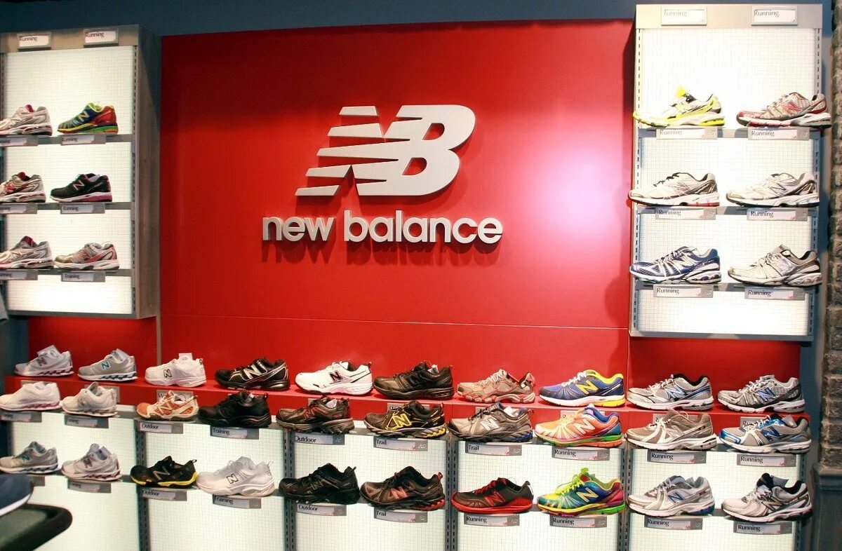 Shop all new. New Balance магазин. Магазин спортивной одежды. Витрина New Balance. Магазин обуви.
