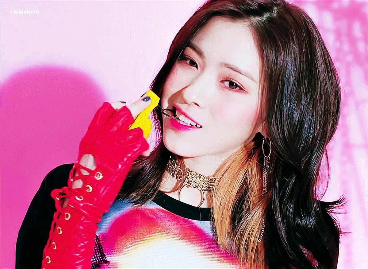 Itzy blackpink. Рюджин итзи. рюджин из itzy. рюджин и йеджи. группа itzy юна.