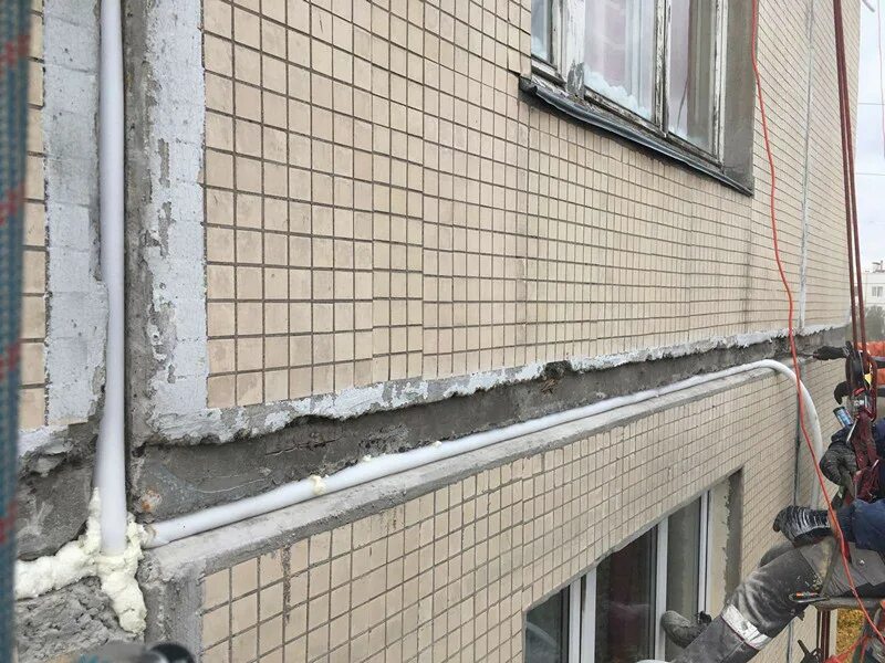 Утеплить швы дома снаружи. Заделка панельных швов. Межпанельный шов в панельном д. Заделка межпанельных швов. Герметизация межпанельных стыков.