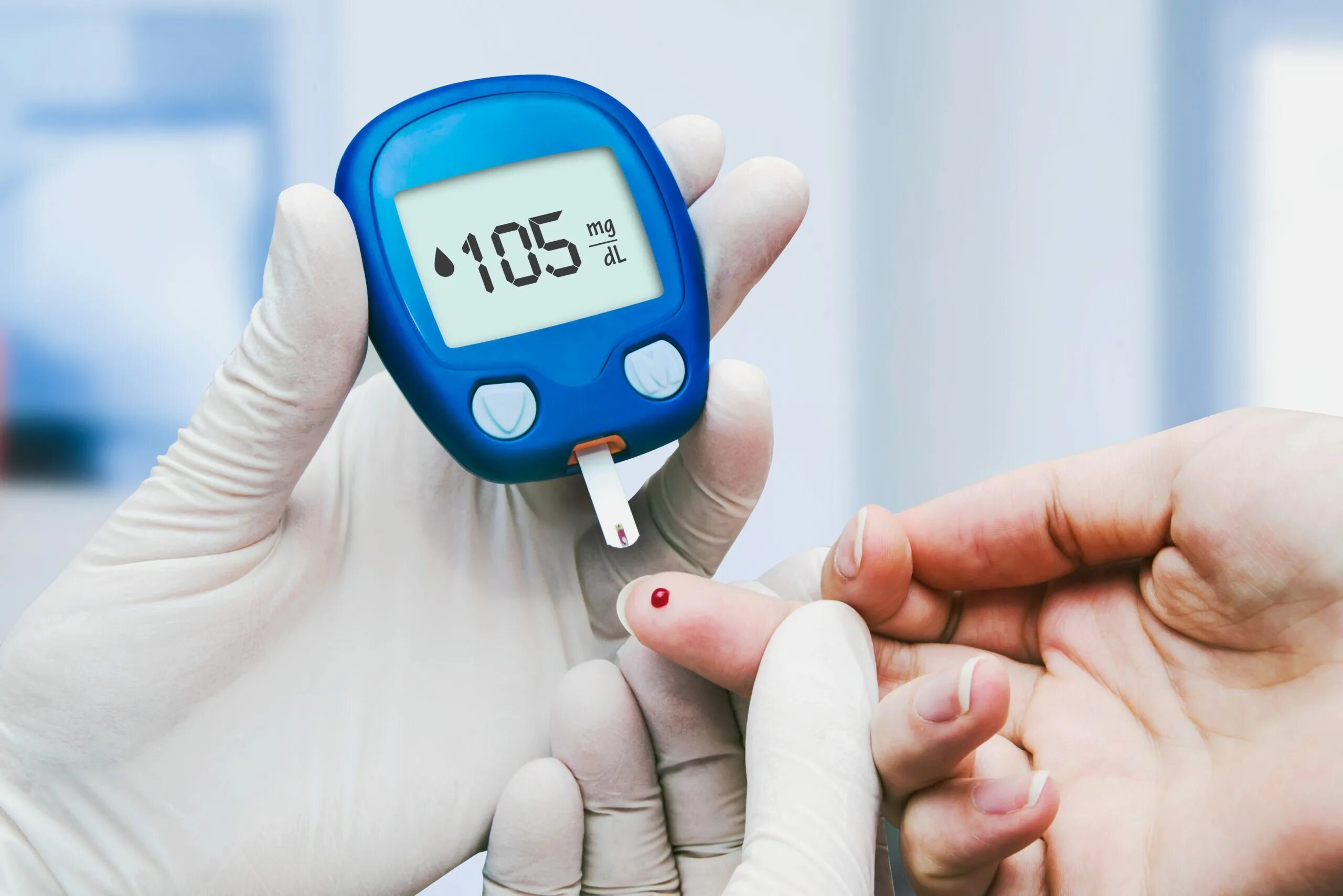 Сахарный диабет глюкометр. Измерение сахара в крови. Измерение уровня Глюкозы в крови. Измерение уровня сахара в крови глюкометром.