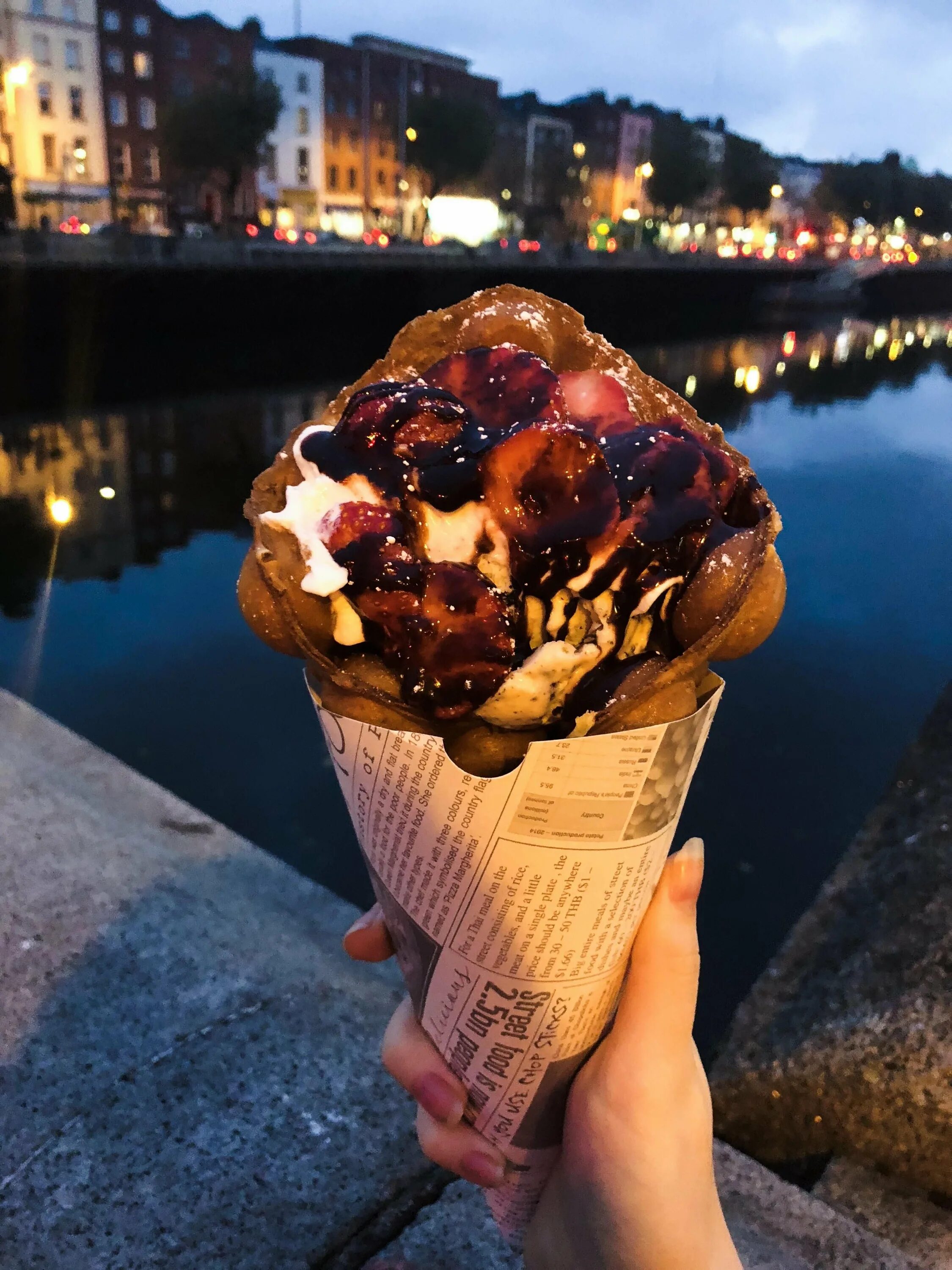 Мороженое Bubble Waffle. Рожок мороженого Bubble Waffle. Красивое мороженое в вафле. Гонконгские вафли.