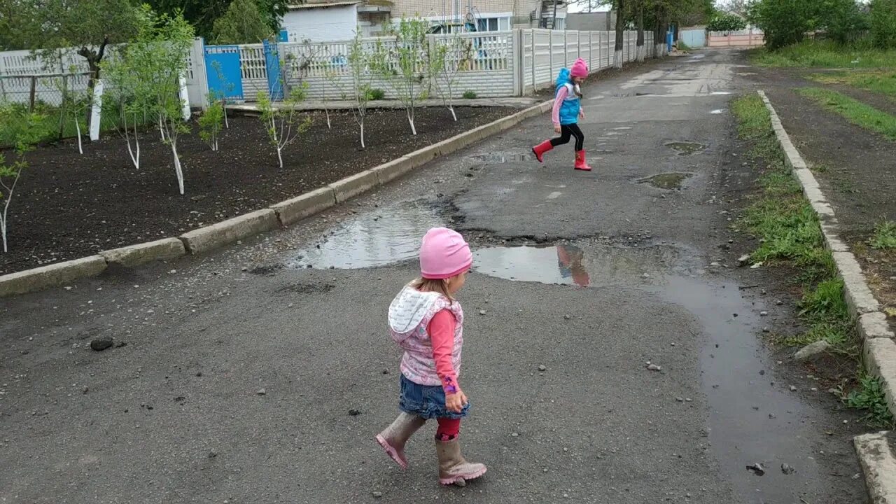 Босиком по лужам. Бегание по лужам. Игра побегаем по лужам. Мальчик бегает по лужам босиком.