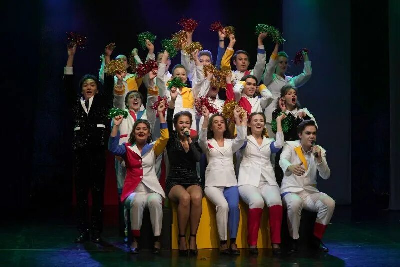 костюмы для танцевальных коллективов. эстрадное представление участники которого постепенно. эстрадно джазовый танец. клоун в цирке. эстрадное представление.