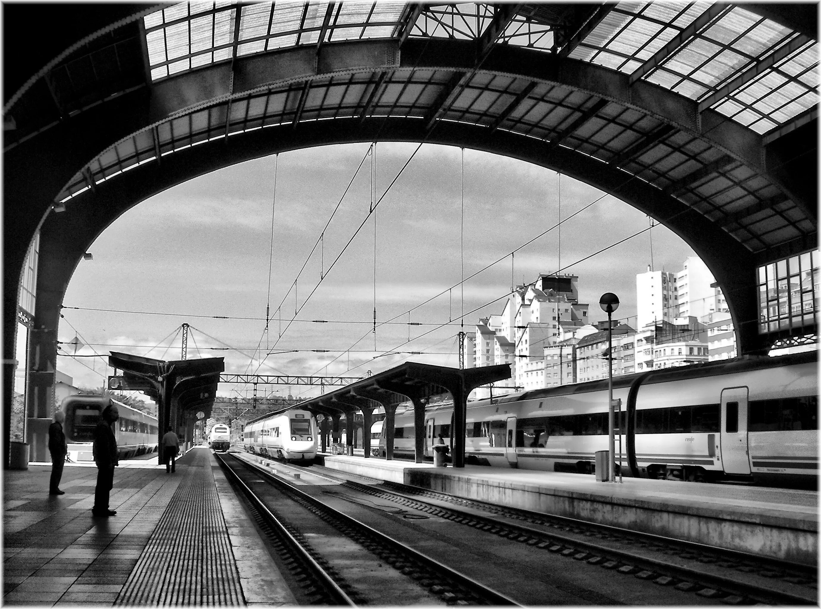 Включи станцию черную. Вокзал черно белый. Чёрный вокзал. Черное станция Железнодорожная. Железнодорожная станция черно-белая.