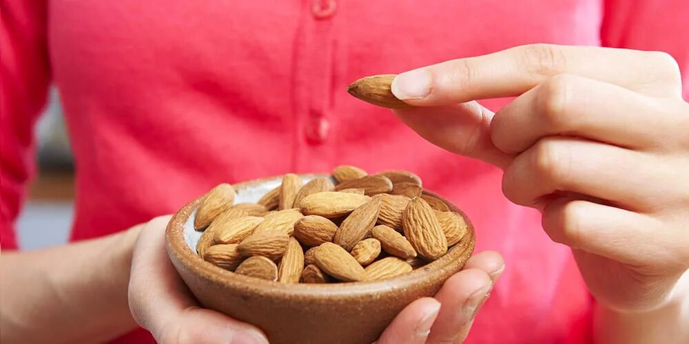 Чем полезен орех миндаль. Чем полезен орех миндаль. Чем полезен миндаль для организма. Чем полезен миндаль. Миндаль для организма женщины.