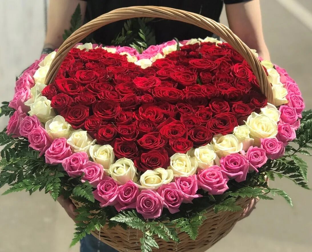 Купить розы в хабаровске. Огромный букет цветов. Огромный красивый букет. Шикарный букет роз. Шикарный букет из роз.