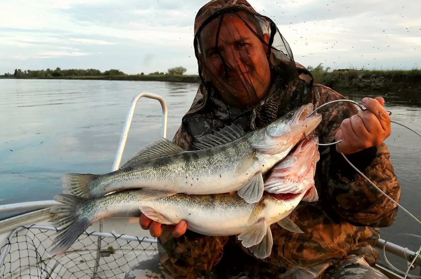 Показать рыбалка на волге. Астрахань Волга река рыбалка. Астрахань Волга рыбалка. Рыбалка в Астрахани. Рыболовы на Волге.