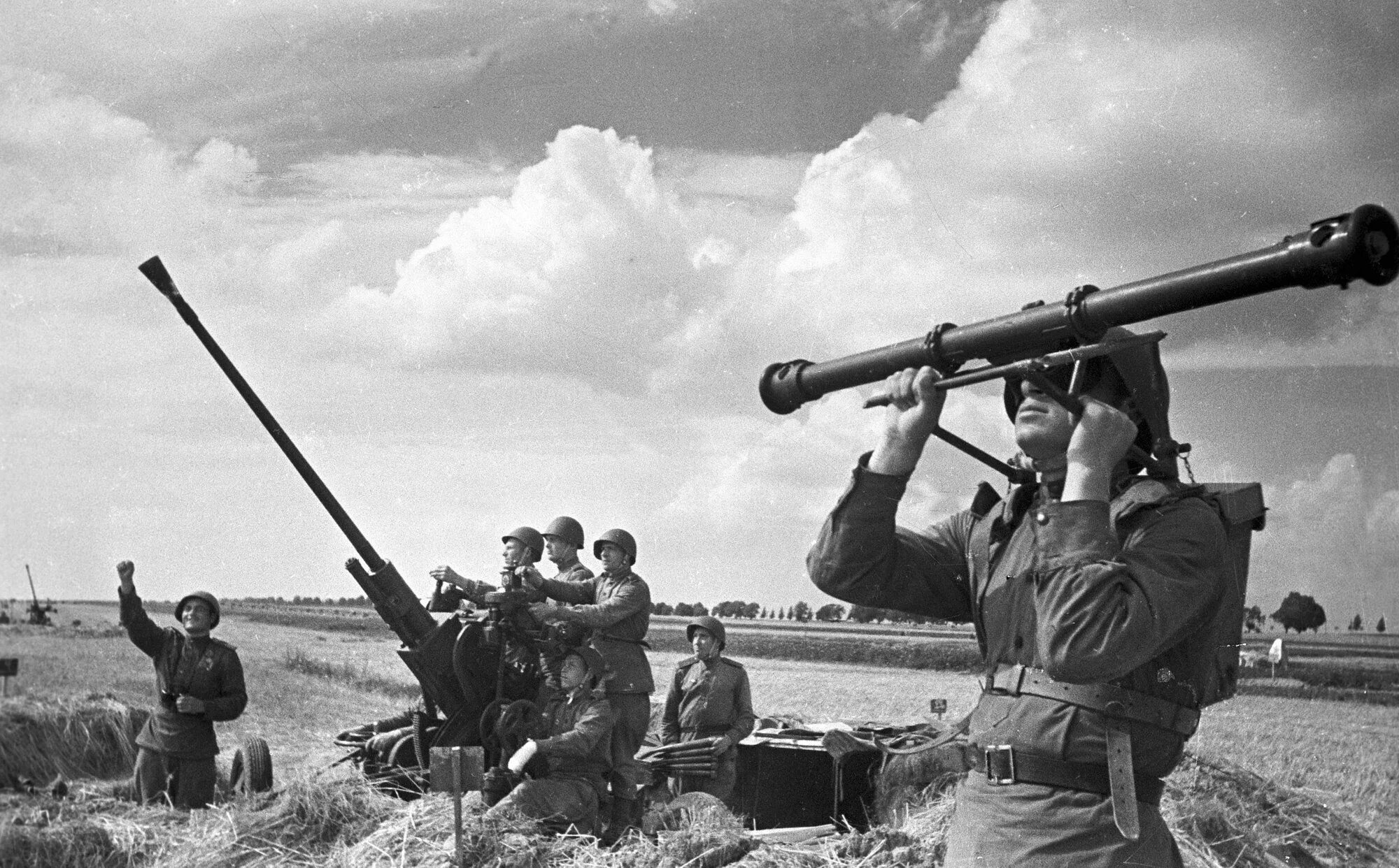 3 августа 1943 г. Зенитная пушка 37 мм ВОВ. Зенитчики РККА В 1941 году. 37-Мм зенитная пушка в годы ВОВ. Зенитная батарея 1941-1945.