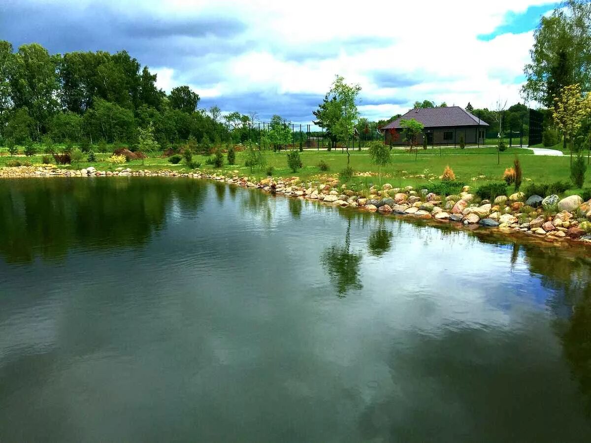 Искусственное озеро. Бетонный пруд с биоплато. Искусственное озеро бирюзовая катунь. Озеро на участке. Искусственные озера.