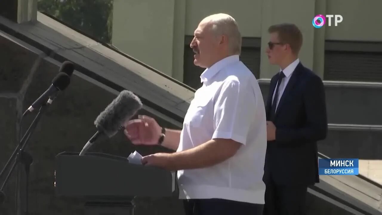 Почему уходит лукашенко. Лукашенко председатель колхоза. лукашенко с журналистами. лукашенко выборы 2025. лукашенко на фоне минска.