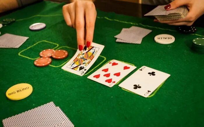 Сколько карт раздается в игре. Игровое поле для покера. Домашний Покер. Покер в домашних условиях. Покер игровой дом.