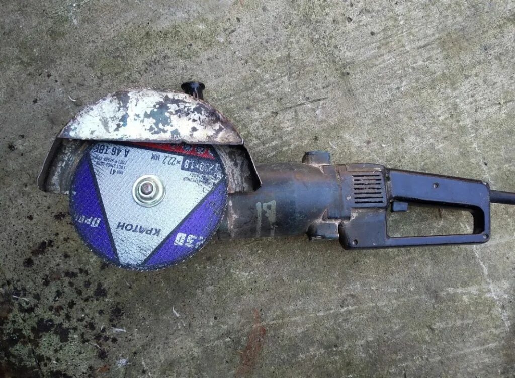 Ушм правильное вращение диска. Направление вращения отрезного диска на болгарке. Вращение диска болгарки. Правильное вращение болгарки. Шлифования болгаркой схемы шлифования.