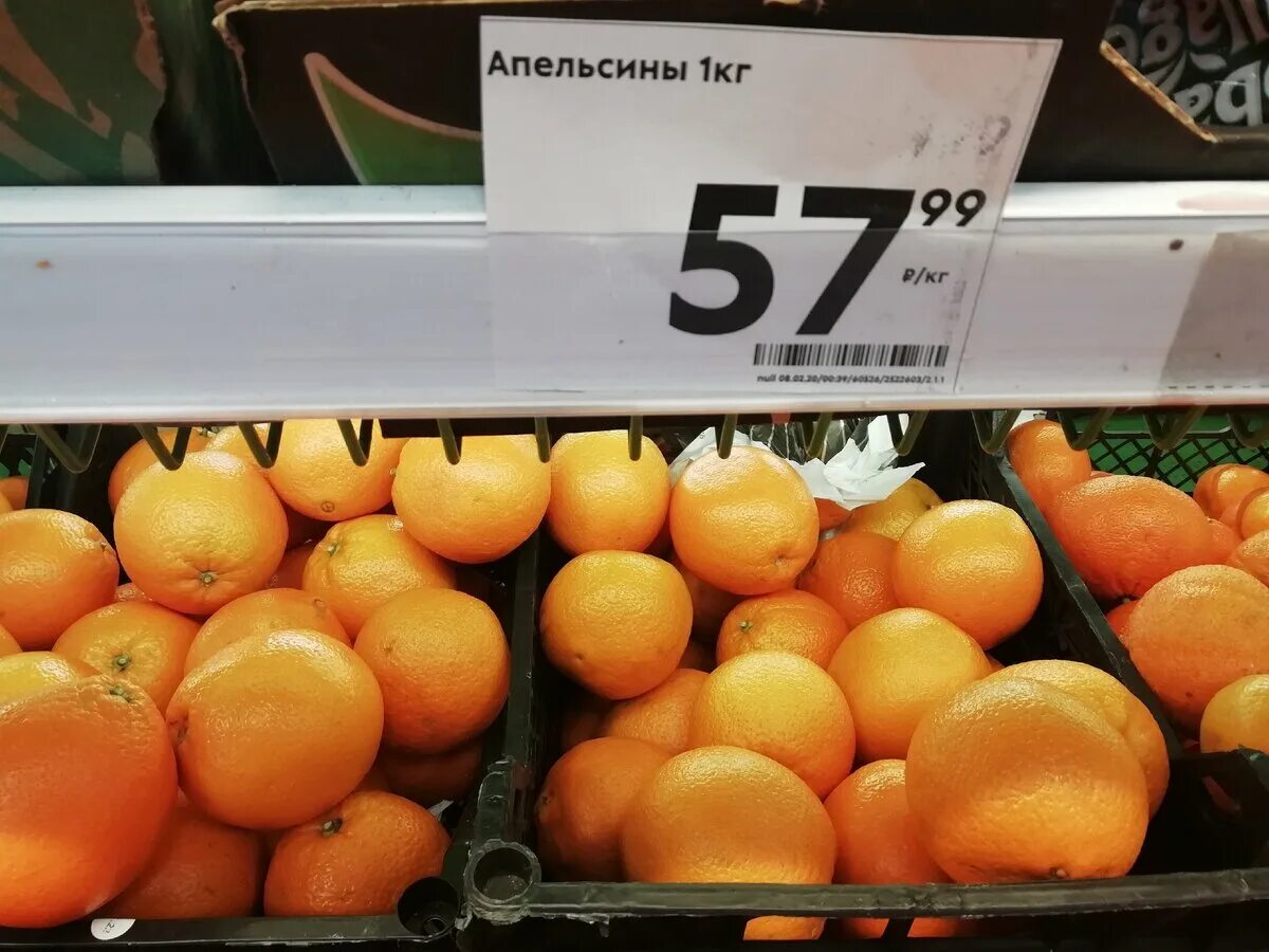 ящик с апельсинами. прилавок с апельсинами. апельсин пятерочка. слива пятерочка. мандарины в аджарии.