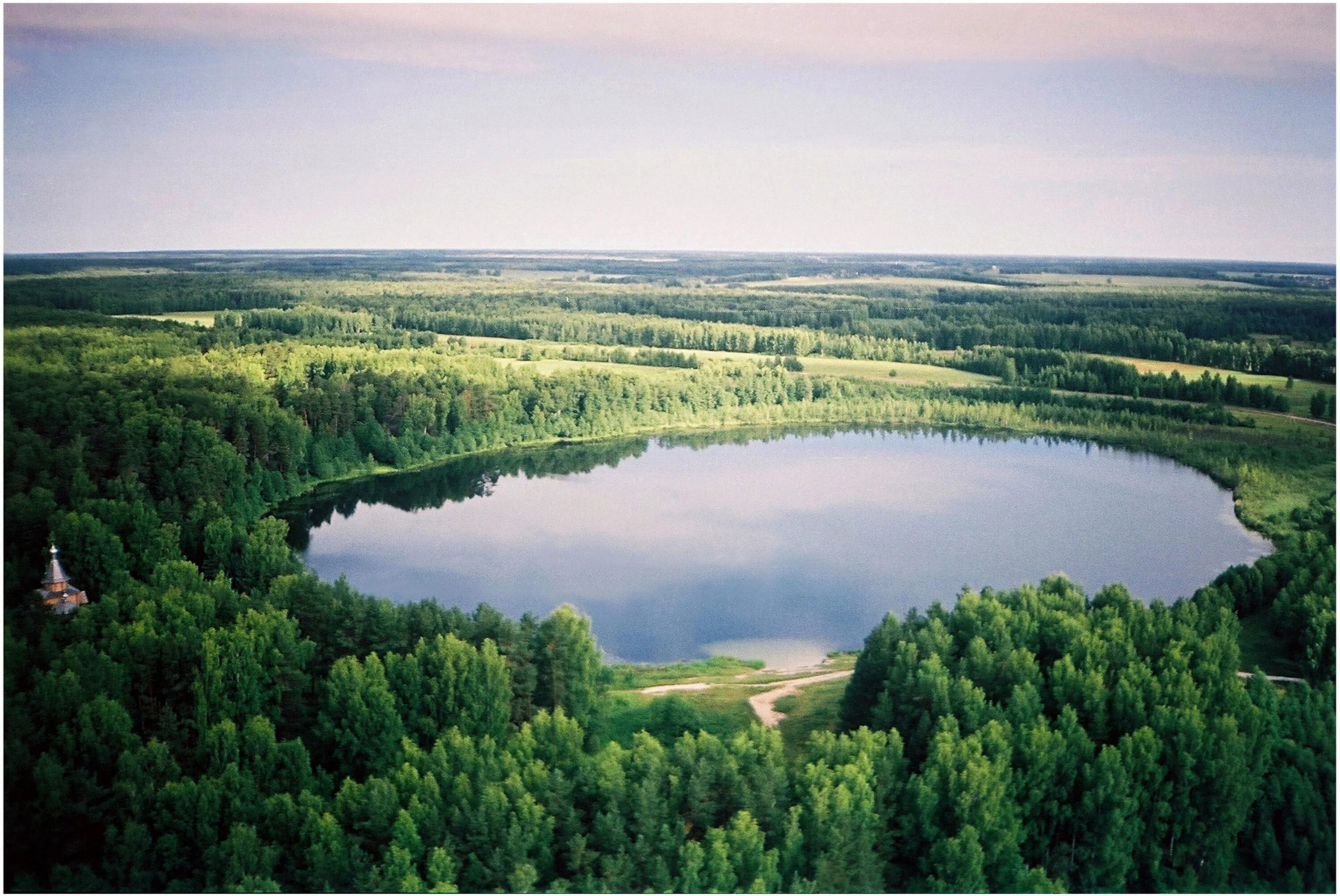 Озеро является источником. Озеро Светлояр Нижегородская область. Озеро Светлояр Воскресенский район. Китеж град озеро Светлояр. Воскресенское Нижегородская область озеро Светлояр.
