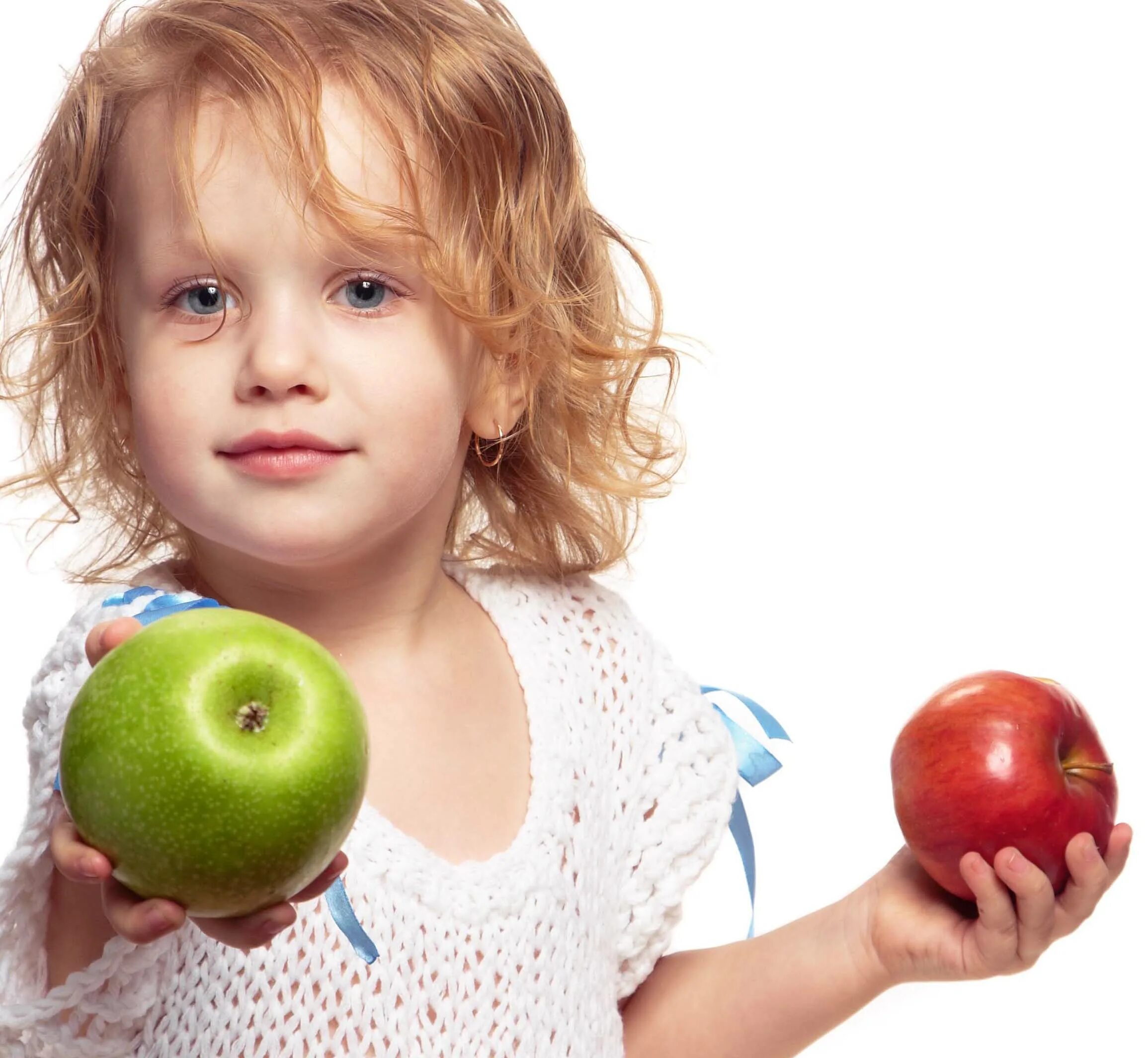 Творог два яблока. Девочка с двумя яблоками. Яблоко для детей. Делится яблоком. Ребенок ест яблоко.