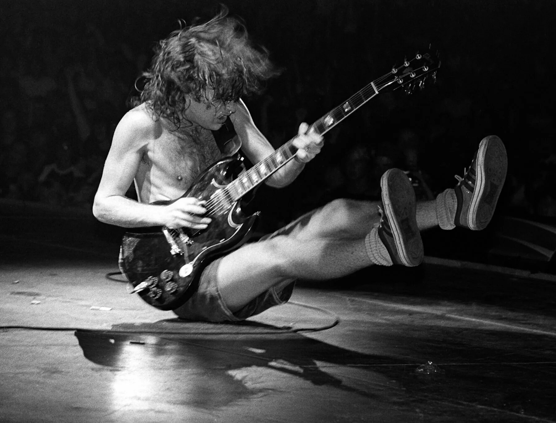 Гитарист AC DC Ангус. AC DC Angus young молодой. Angus young AC/DC гитара. AC DC Angus young 1991.