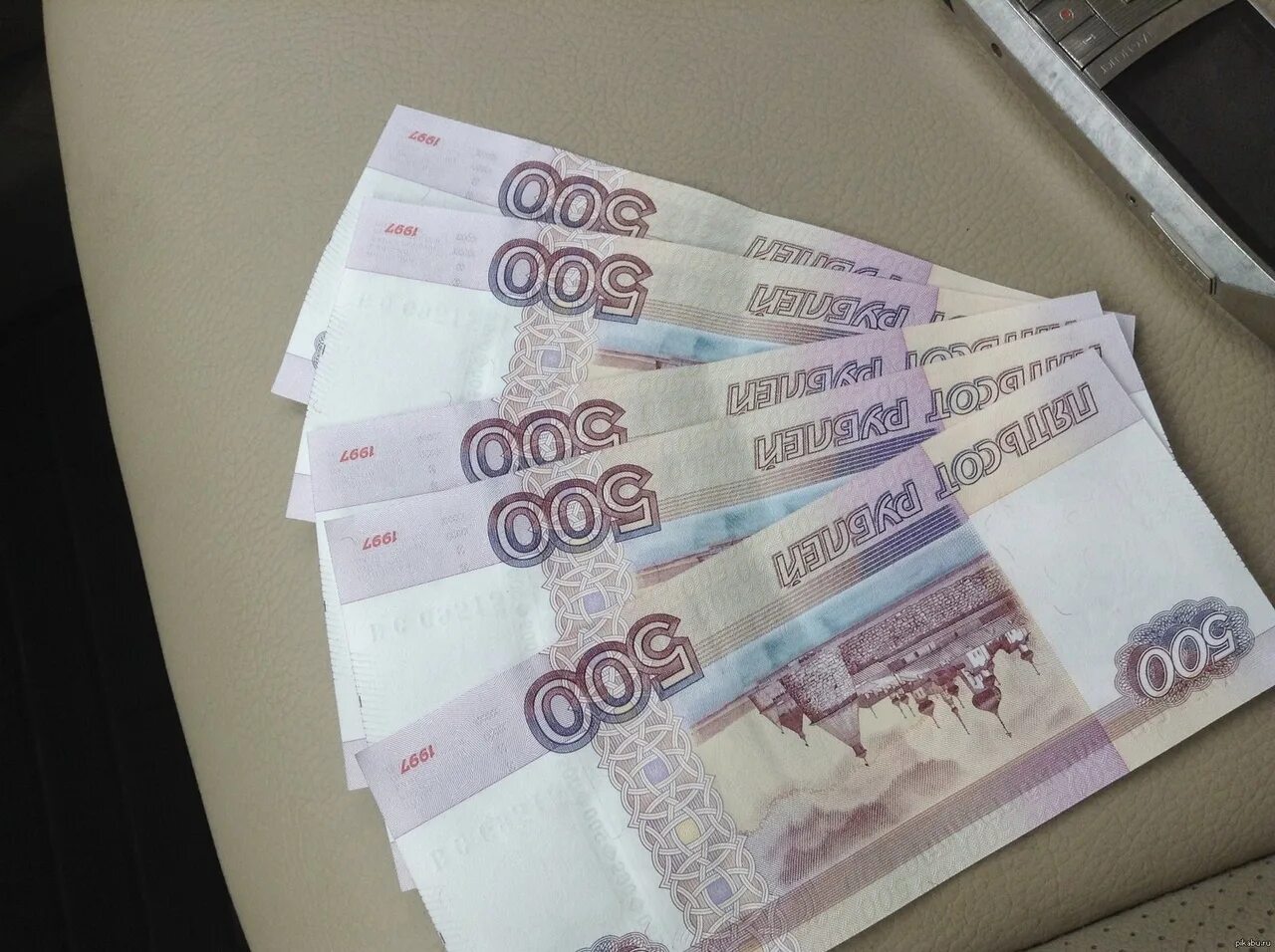 Деньги 500 тысяч рублей. Немного денег в руках. Деньги рубли. Деньги 2500. 1500 300 рублей