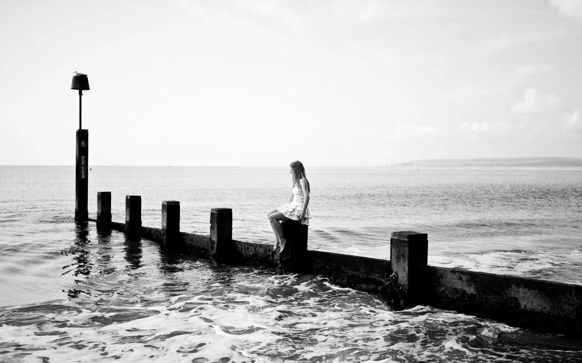 Черное белое фото грустное. Это одиночество. Черно белое одиночество. Девушка на причале. Море одиночество.