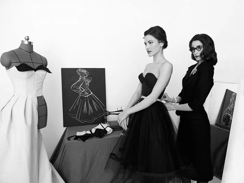 Два модельера. Фотографии на тему профессия дизайнер. Два модельера. Графический дизайнер мужчина. Модельер шоу.