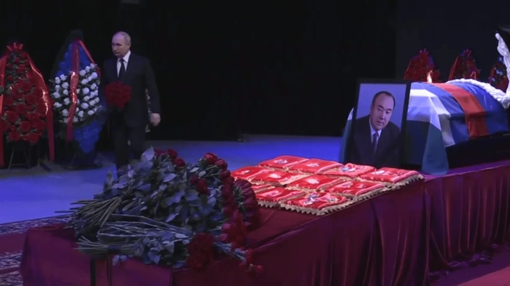 Выносят президента. Церемония прощания с Рахимовым.