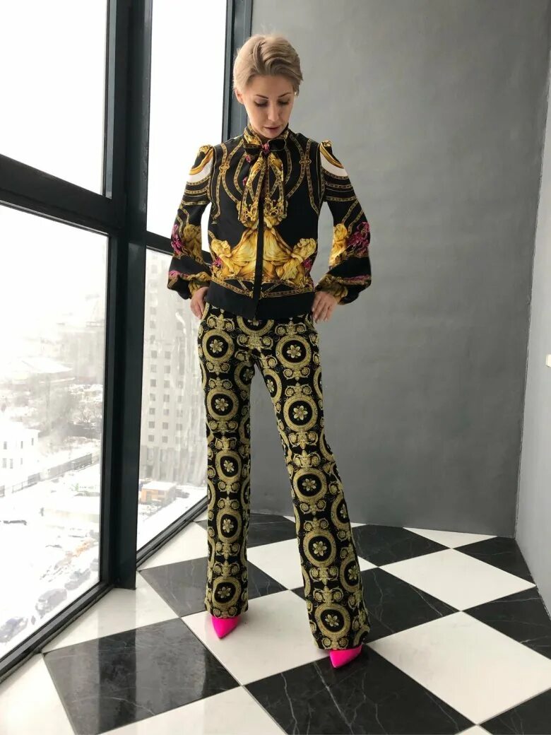 Костюм версаче. Костюм версаче. Костюм версаче голливуд. Костюм фенди версаче. Спортивный костюм версаче женский.