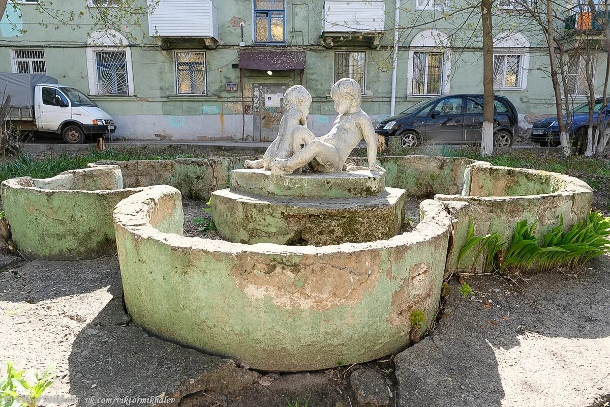 Пермские дворики. Дворики перми старые. Дворик пермь. Зеленый двор пермь. Необычные дворы перми.