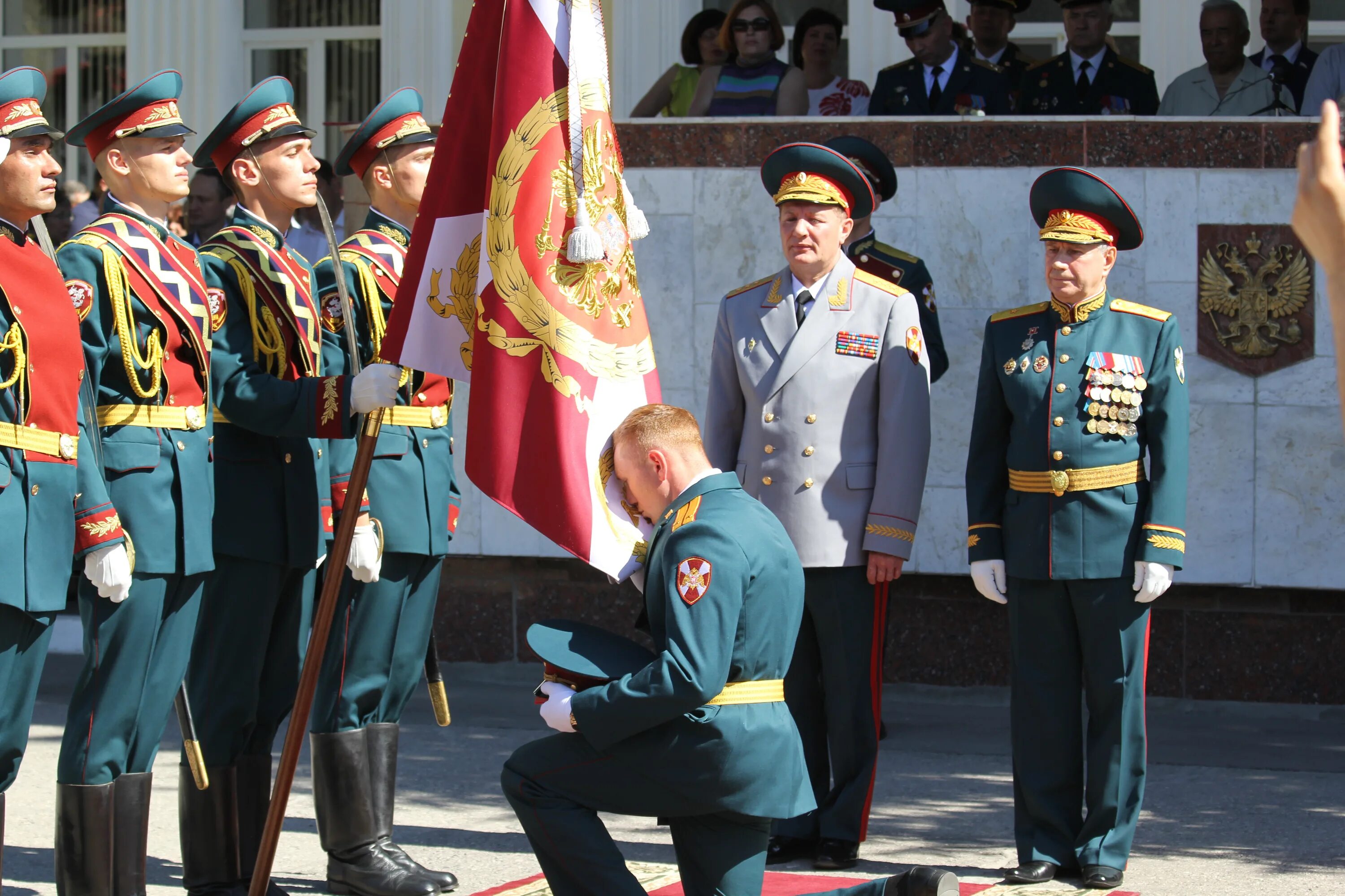 Саратовский военный институт войск национальной гвардии Российской. Саратовский военный институт национальной гвардии выпуск 2022. Саратовский военный институт ВНГ лого. Выпускники военных вузов.