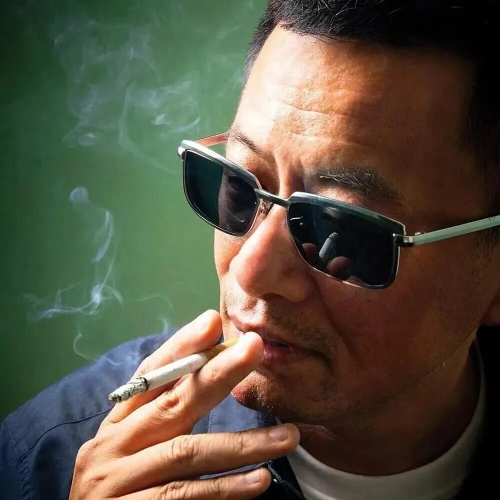 Вонг карвай режиссер. Вонг кар вай. Вонг кар вай без очков. Вонг карвай режиссер. Вонг кар вай.