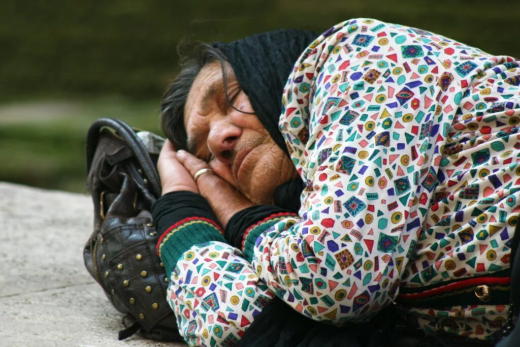 Homeless women. Картинки бездомных женщин.