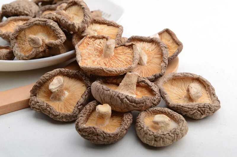 Шиитаке отзывы. Китайские грибы шитаки. Грибы шиитаке сушеные. Китайские сушеные грибы шиитаке. Корейские грибы шиитаке.