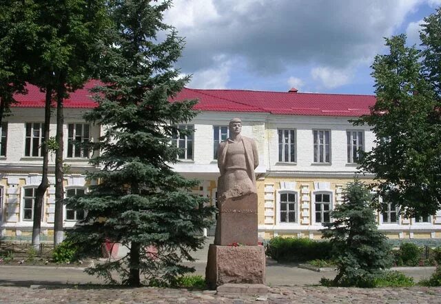 Памятник Борису Корнилову в городе Семенов. Школа 1 Семенов Нижегородская область. Памятник Корнилову Семенов. Школы г семенов