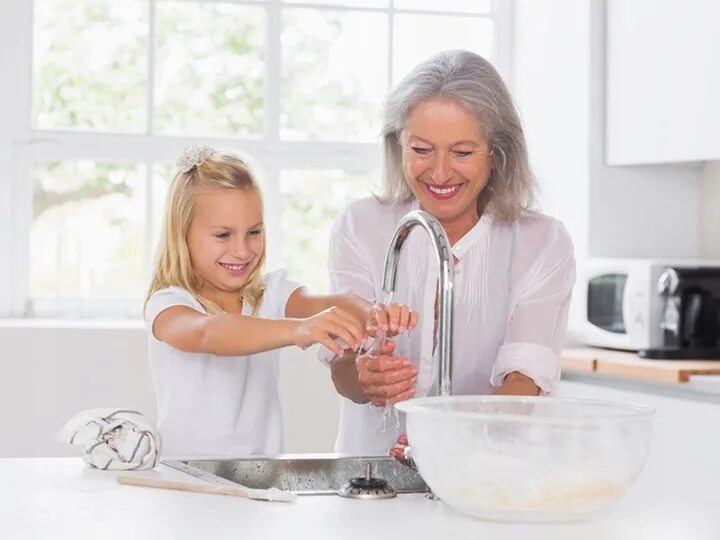 Мама моет бабушку. Бабушка моет моет посуду. Помогаю маме мыть посуду. Бабушка моет. Ребенок моет посуду.