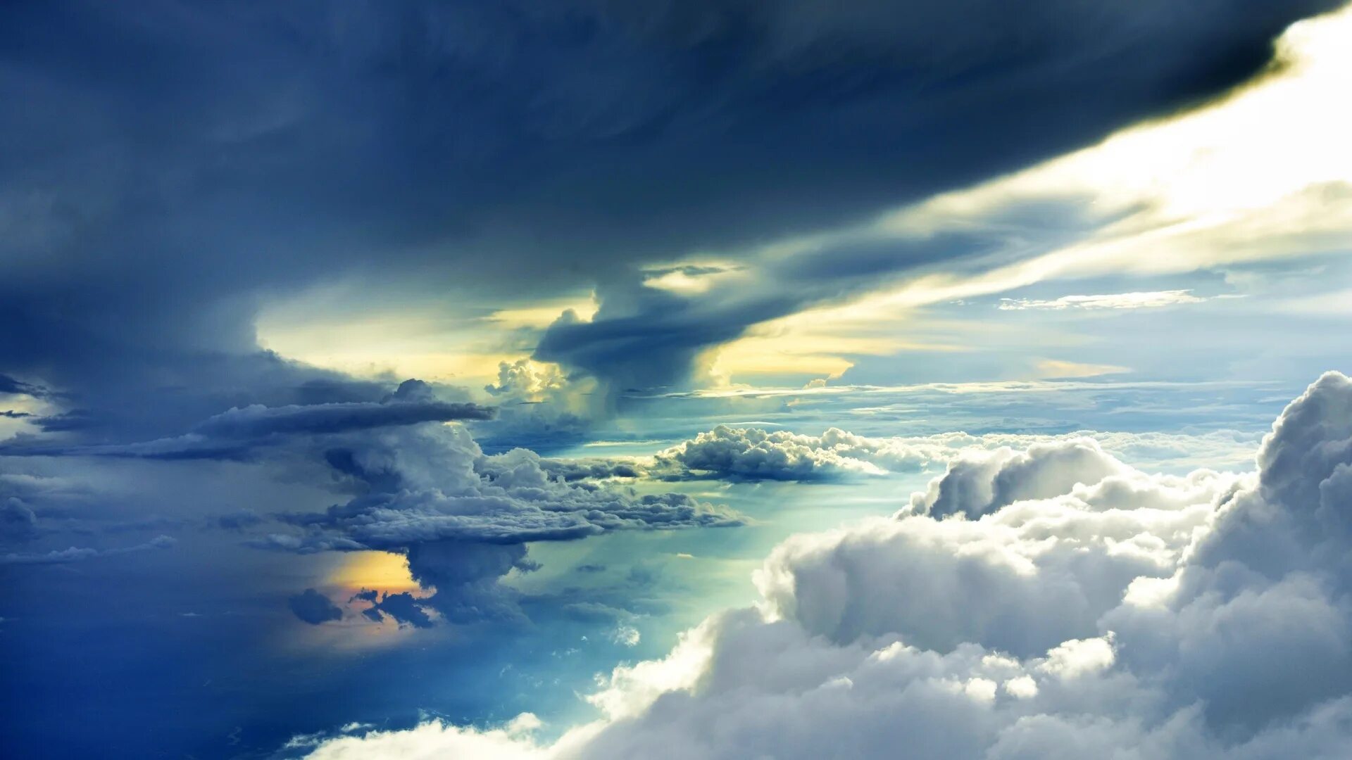 Грозовые тучи. Пасмурное небо. Тучка. Облачно с прояснения утром. Небо горизонт.