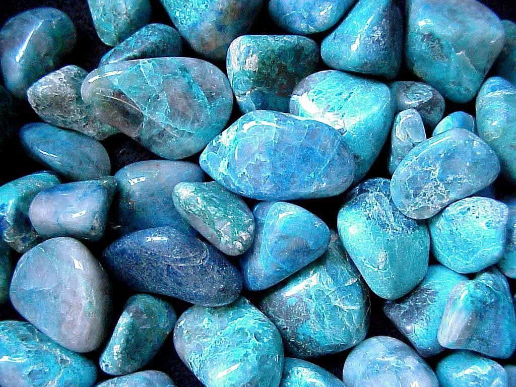 Красивый натуральный камень. Аквамарин поделочный камень. Голубой Аквамарин. Камень Лазурный Аквамарин. Бирюза камень галтовка.