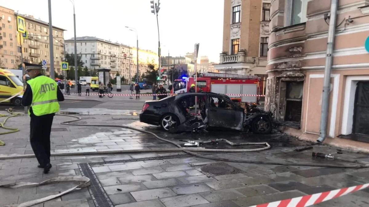 Происшествие в центре. ДТП Москва на Зубовском бульваре пострадавшие. ДТП на Зубовском бульваре в Москве. Авария на Зубовском бульваре 24 июня. Авария Мерседес Москва.