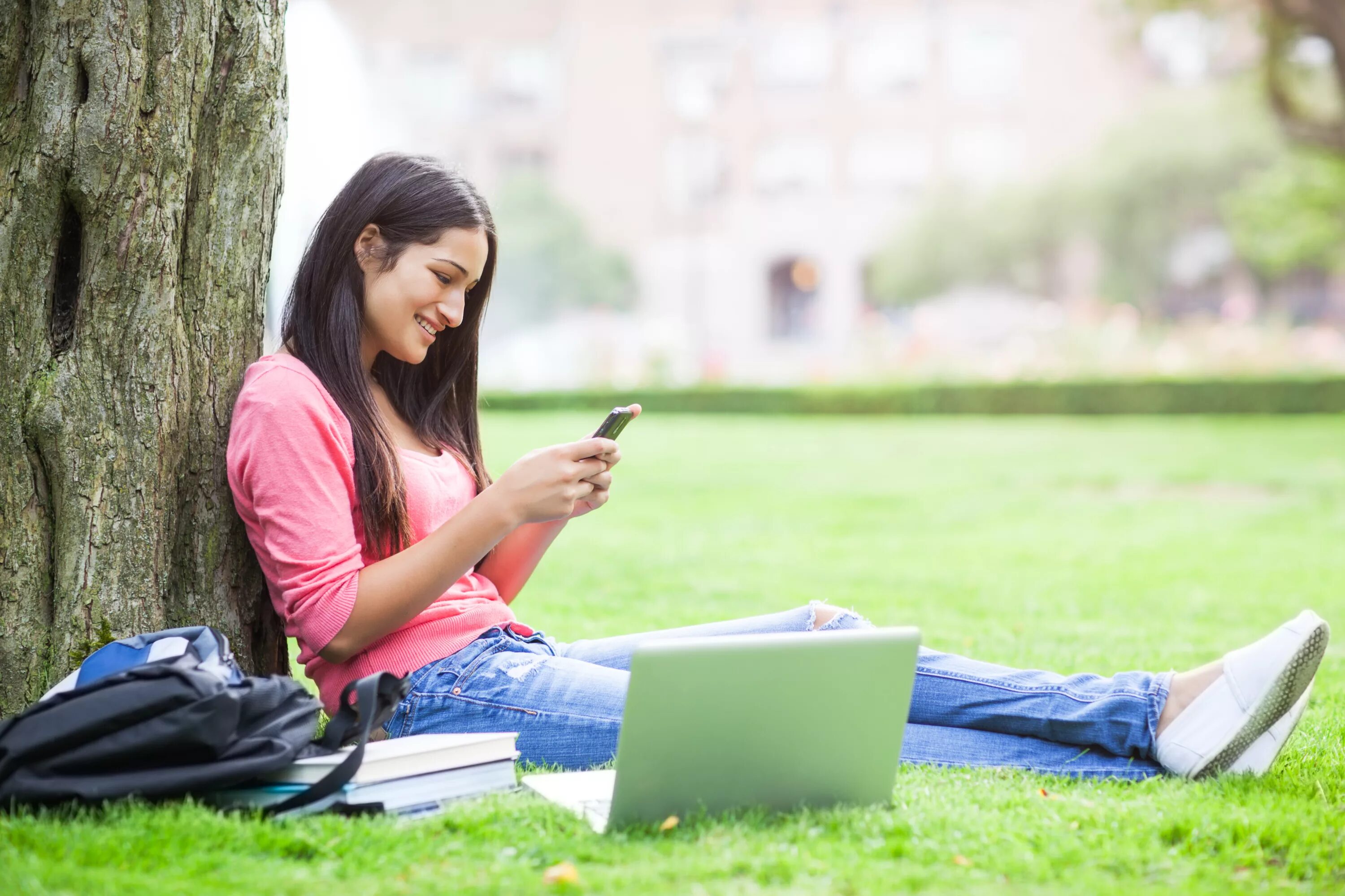 Student park. Человек с ноутбуком в парке. Студенты в парке. Девушка со смартфоном. Человек со смартфоном.