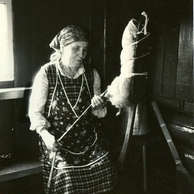 Как прясть шерсть без прялки. Прясть пряжу. бабушка с веретеном. прядение пряжи.