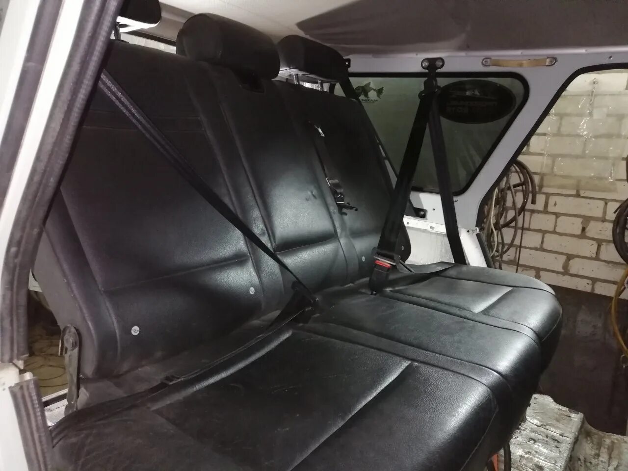 Сидения шкода а5. Сиденье бмв в ленд крузер. Установка заднего дивана. Задний диван ланос. Как снять сиденья с чайзера 100.