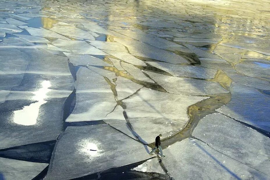 Треснувший лед. Треснутый тонкий лед на реке. Трещины на тонком льду. Тонкий лед.
