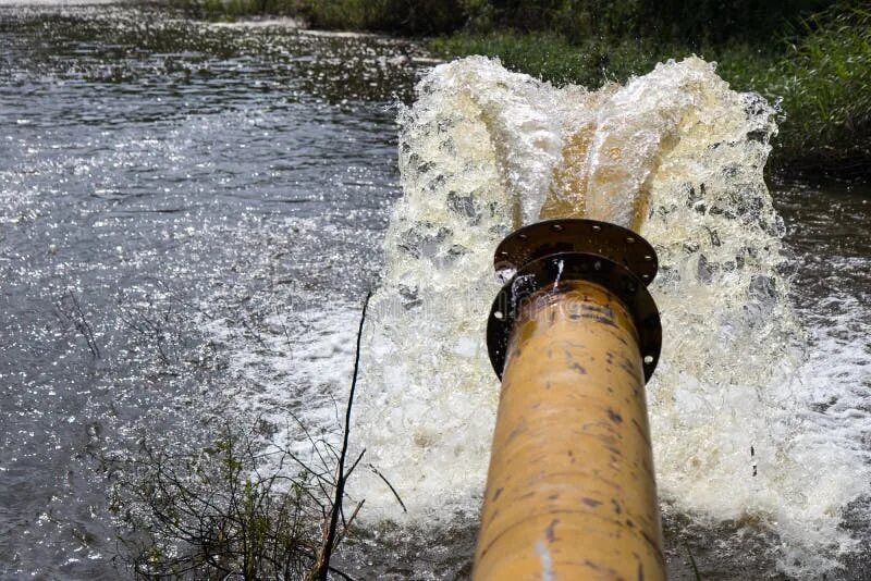 Трубы для воды. Поток воды из трубы. Вода из трубы. Огромная труба в воде. Русская сильно течет