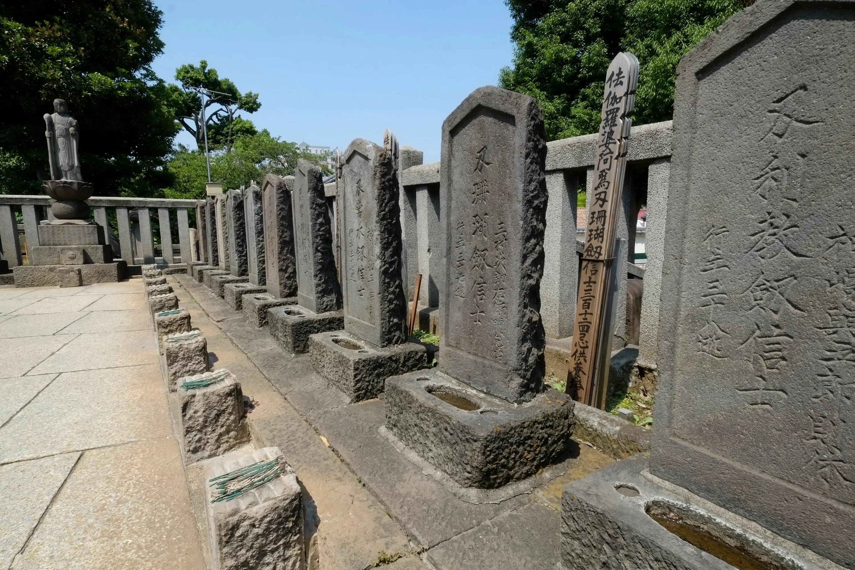 47 ронинов история. 47 ронинов самурай могилы. Хокусай 47 ронинов. Могил 47 воинов в храме сэнгакудзи. 47 ронинов легенда.