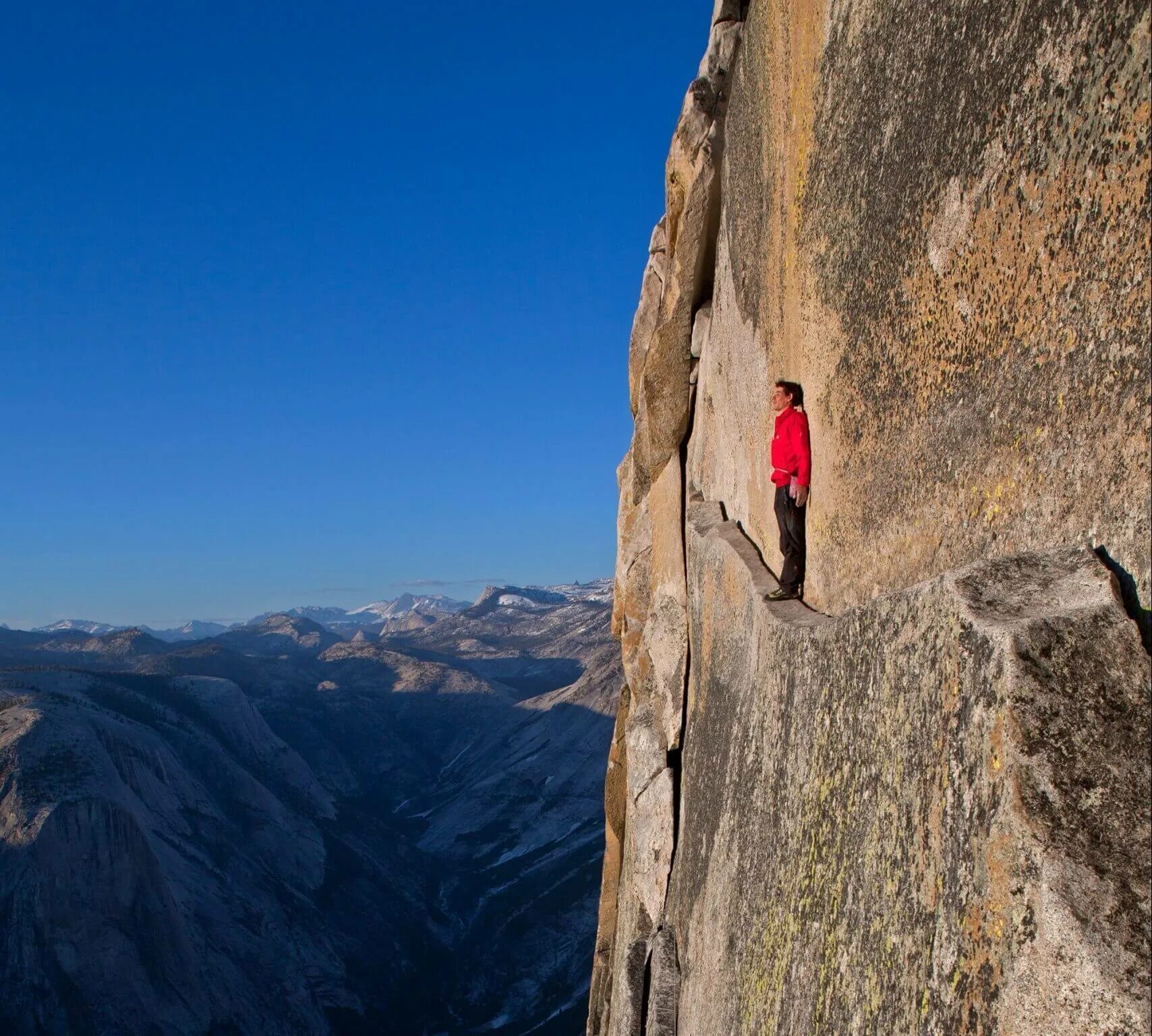 Fear of heights. Хаф Доум Алекс Хоннольд. Страх высоты. Человек на обрыве. Человек на скале.