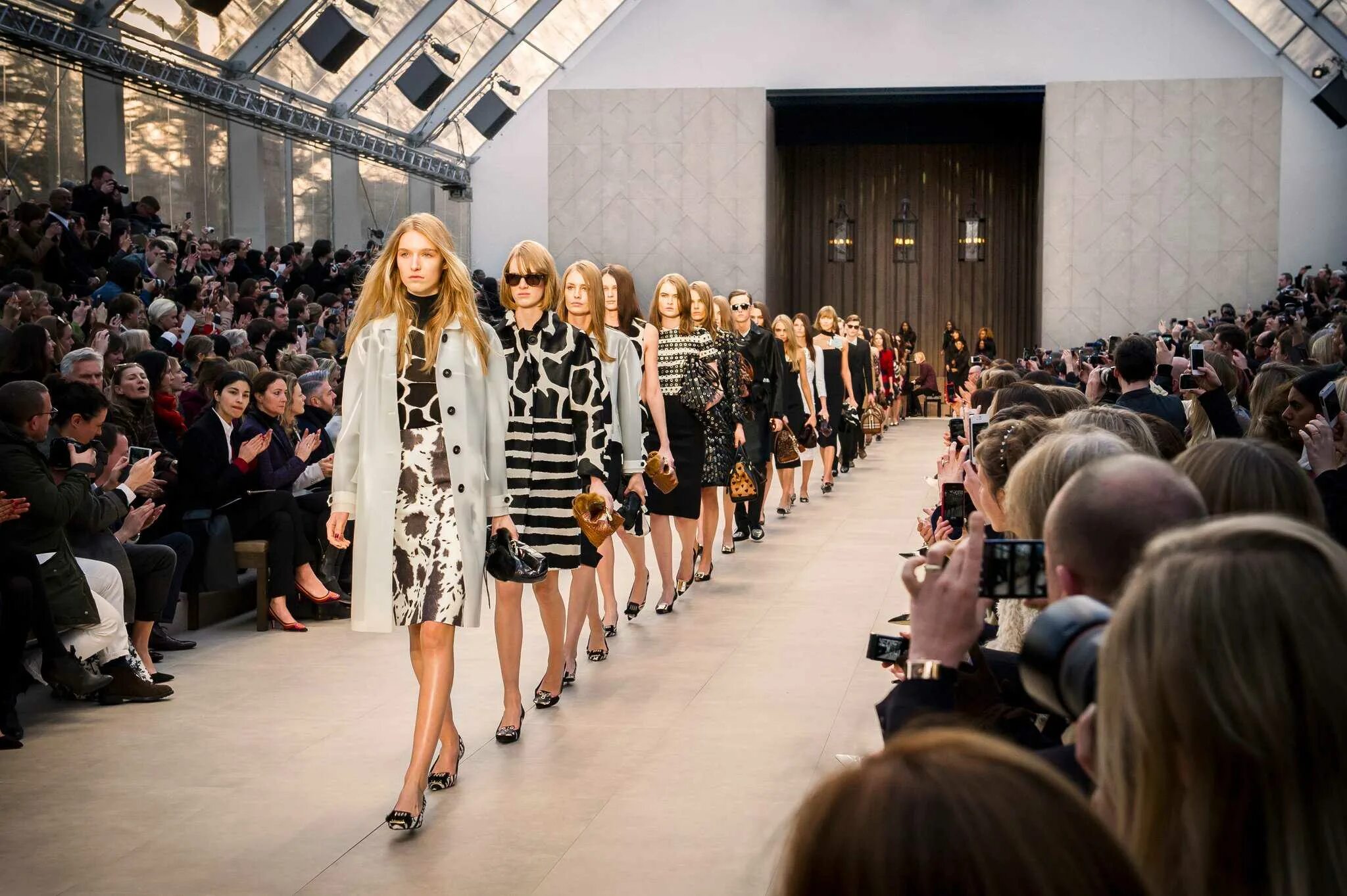 Неделя моды в Лондоне (London Fashion week). Burberry показ 2023. Мода Париж Catwalk. Показ Дольче Габбана 2023.