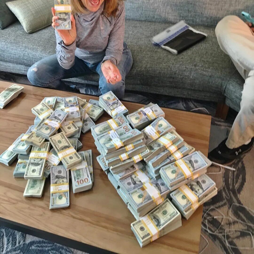 Что можно продавать чтобы заработать хорошие деньги. Куча денег. много денег. большие деньги. больше денег.