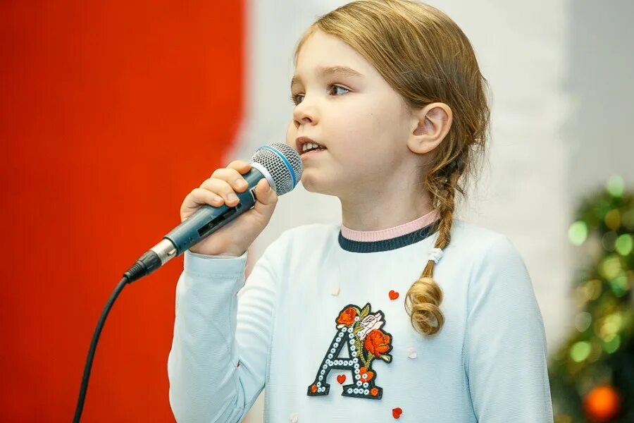 Дети поют москва сайт. Вокал дети. Дети вокалисты. Занятия вокалом для детей. Детский певец.